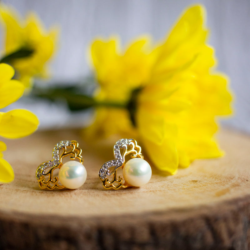 Queen of Hearts - 100% Fresh Water Pearl Studs