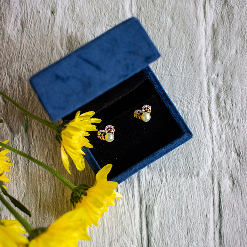 Queen of Hearts - 100% Fresh Water Pearl Studs